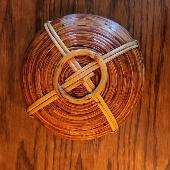 Hand woven vintage basket. - Picture 3 of 3